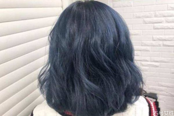 蓝黑色染成黑色是怎么回事 黑蓝色头发还能改色吗