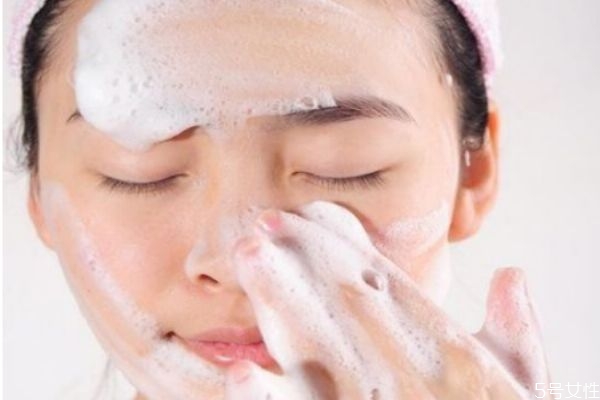 洗面奶的作用是什么 洗面奶洗脸的重要性